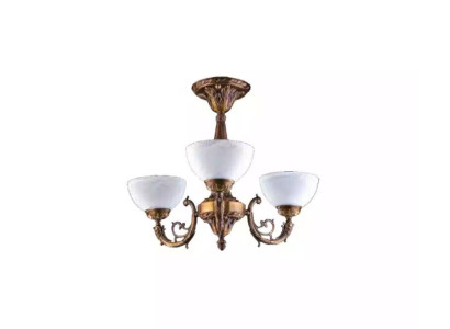 Lámpara de araña de cristal dorado antiguo.