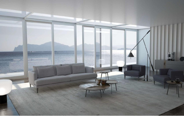 Gran juego de salón con sofá de tres plazas, sillón y mesas de centro. Muebles de madera gris.