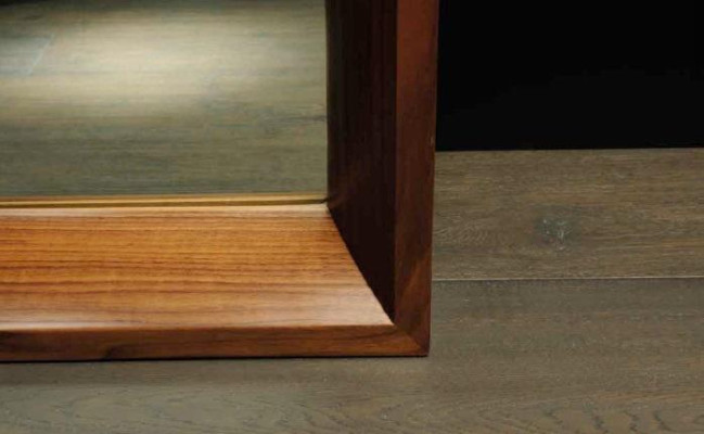 Espejo con espejo de pared para la sala de estar. Nuevo marco de color marrón de madera para la sala de estar.