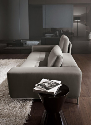 Sofá de lujo de tres plazas de cuero, diseño de asientos en sofás de 3 plazas, muebles de sofá gris Prianera.