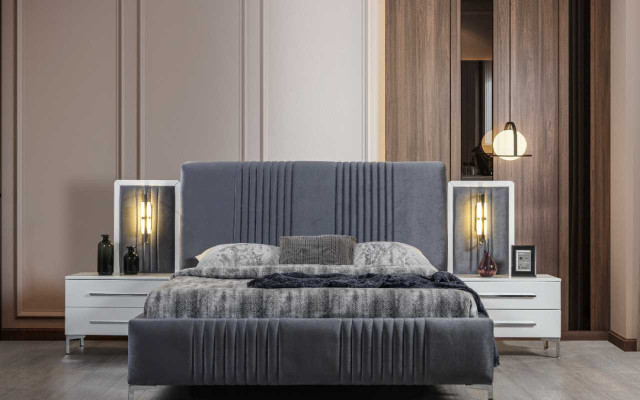Conjunto de dormitorio moderno gris con cama doble y dos mesitas de noche de madera.