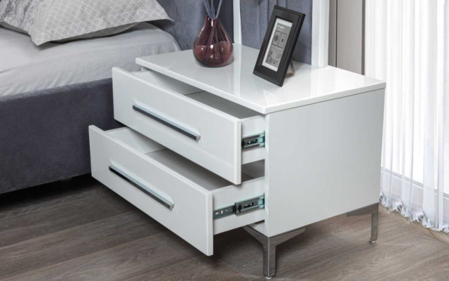 Conjunto de dormitorio moderno gris con cama doble y dos mesitas de noche de madera.