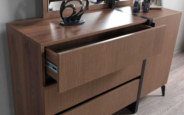 Moderno cómoda de dormitorio marrón con 3 cajones y 1 puerta de madera.