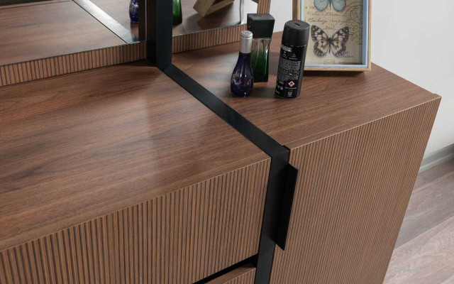 Moderno cómoda de dormitorio marrón con 3 cajones y 1 puerta de madera.