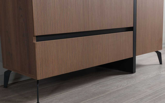 Moderno cómoda de dormitorio marrón con 3 cajones y 1 puerta de madera.