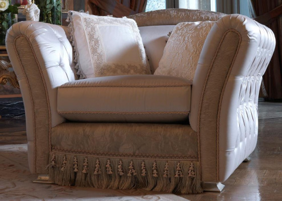 Sofá de una plaza de lujo con trono acolchado de madera maciza, muebles italianos nuevos.
