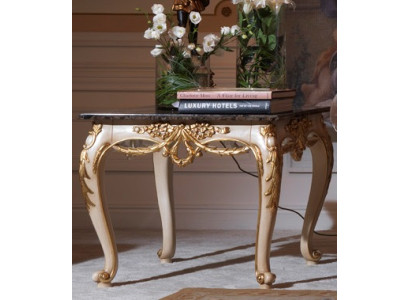 Mesa auxiliar cuadrada de lujo con patas talladas.