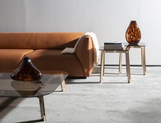 Mesa auxiliar vintage de metal y cristal de material real para sala de estar.