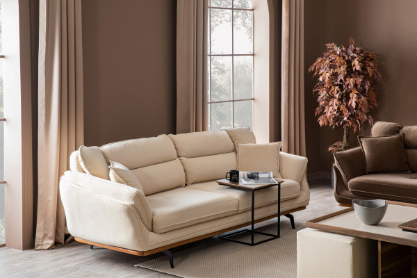 Sofá tapizado beige para el salón, de tres plazas, con tela de textil.
