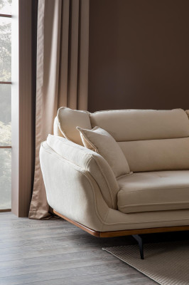 Sofá tapizado beige para el salón, de tres plazas, con tela de textil.