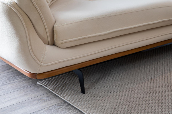 Sofá tapizado beige para el salón, de tres plazas, con tela de textil.
