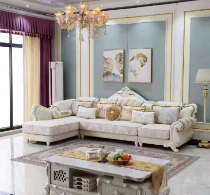 Sofá de esquina grande y clásico en blanco con elementos de madera hechos a mano