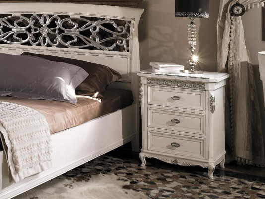 Mesita de noche con 3 cajones de madera diseño de muebles Vaccari cav giovanni nuevo.