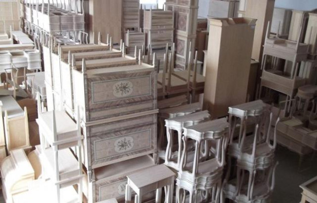 Escritorio italiano con cajones extensibles de madera maciza.