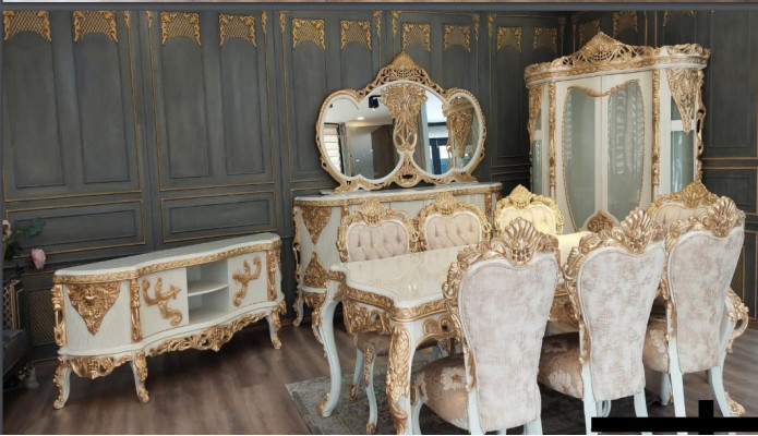 Juego de comedor real con tallas doradas.