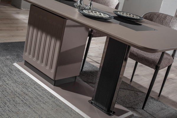 Ambiente de comedor de lujo. Mesa de comedor moderna. Mesas de madera y metal diseñadas.
