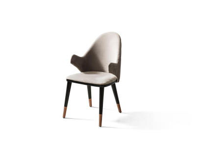 Silla exclusiva beige con diseño de patas de madera negra para comedor novedoso.