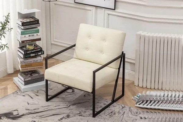 Sillón exclusivo de estilo moderno para la sala de estar en color beige, tela y patas de metal.