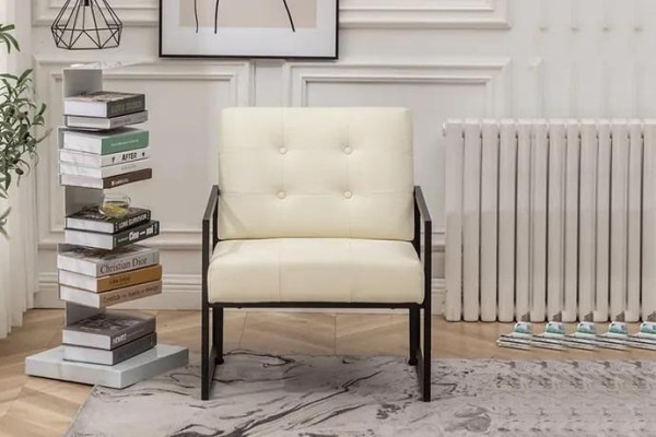 Sillón exclusivo de estilo moderno para la sala de estar en color beige, tela y patas de metal.
