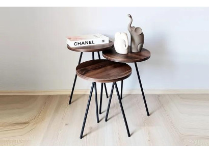 Juego de tres mesas de centro redondas de madera marrón con patas de metal, mesa auxiliar.