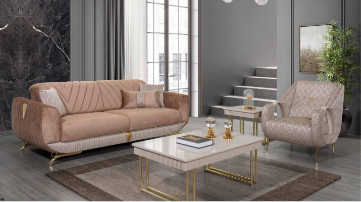 Conjunto de sala de estar beige de lujo, sillón de tres plazas con tapizado y mesa auxiliar.