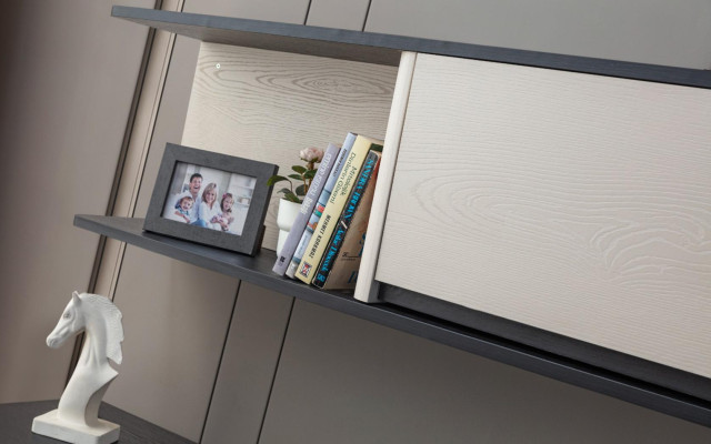 Muebles de dormitorio infantil completos: cama, mesita de noche, escritorio, armario.