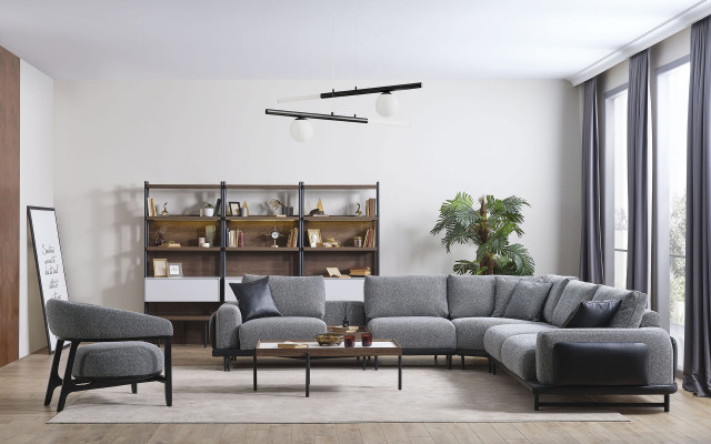 Conjunto de sala de estar gris en forma de L: sofá, sillón de diseñador y mesa de centro.
