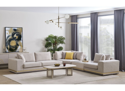 Sofá esquinero moderno en forma de L de textil color beige claro para sala de estar.