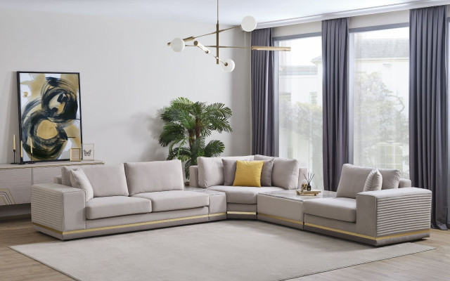 Sofá esquinero moderno en forma de L de textil color beige claro para sala de estar.
