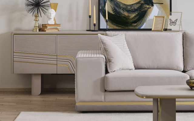 Sofá esquinero moderno en forma de L de textil color beige claro para sala de estar.