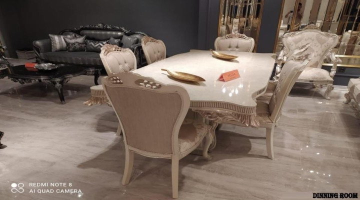 Juego de comedor clásico de marfil con elegante mesa de comedor y x6 sillas Chesterfield tapizadas.