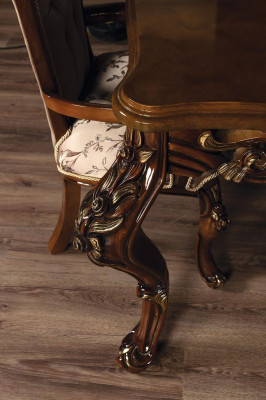 Conjunto exclusivo de comedor clásico con aparador y espejo.