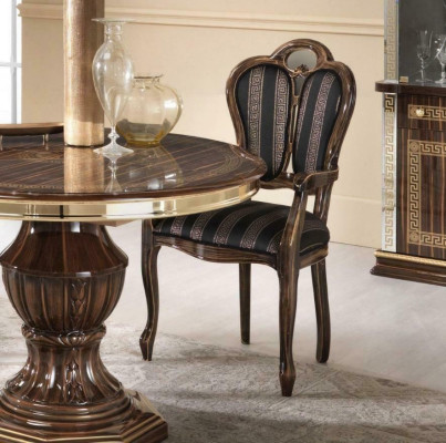Silla con reposabrazos de diseño de lujo. Mueble textil de madera de una sola plaza. Nuevo.