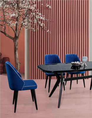 Silla acolchada azul con patas de madera negra para comedor, modelo claro.