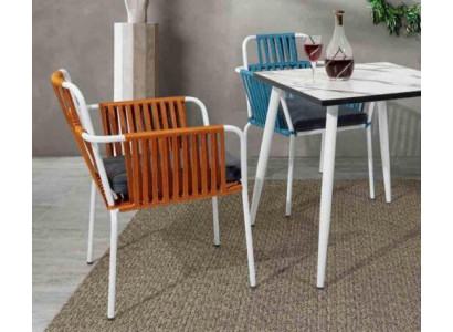 Silla original de color claro con patas blancas y cojín de asiento de acero inoxidable.