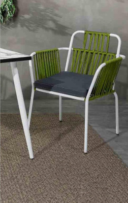 Silla original de color claro con patas blancas y cojín de asiento de acero inoxidable.