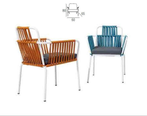 Silla original de color claro con patas blancas y cojín de asiento de acero inoxidable.