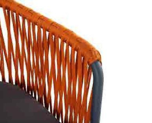 Juego de muebles de jardín naranja: conjunto de sofá de dos plazas, sillón y mesa de centro.