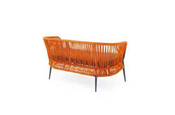 Juego de muebles de jardín naranja: conjunto de sofá de dos plazas, sillón y mesa de centro.