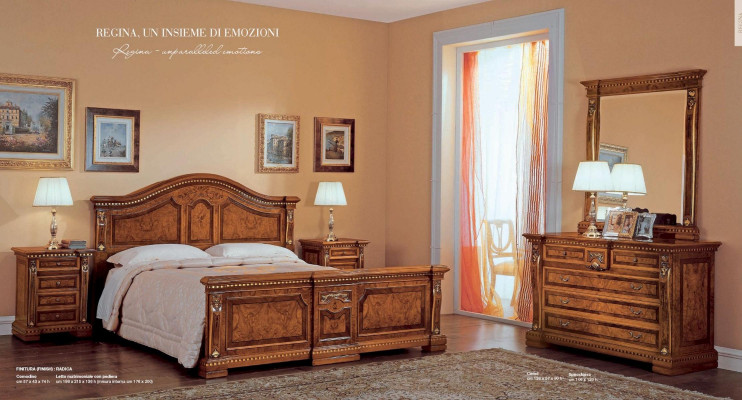Conjunto de dormitorio con cama doble, mesitas de noche, cómoda y espejo.