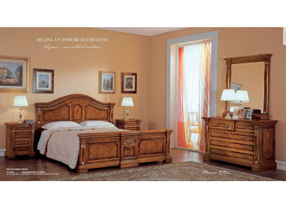 Conjunto de dormitorio con cama doble, mesitas de noche, cómoda y espejo.
