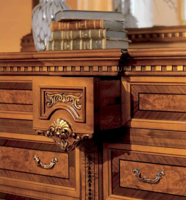 Conjunto de dormitorio con cama doble, mesitas de noche, cómoda y espejo.