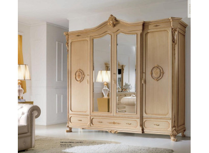 Armario de madera para ropa en color beige para dormitorio.