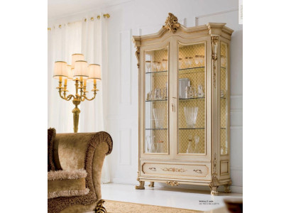 Vitrina de lujo, armario de madera de salón beige barroco.