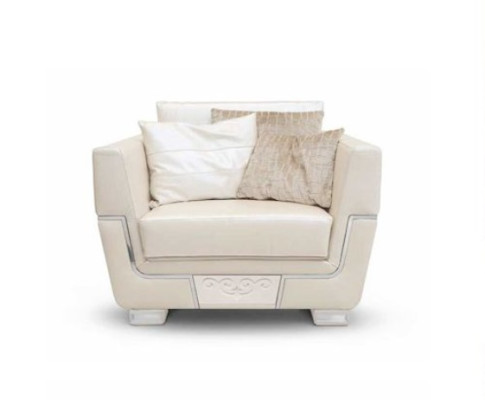 Elegancia beige enfoque silla de tela para un ambiente de sala de estar elegante