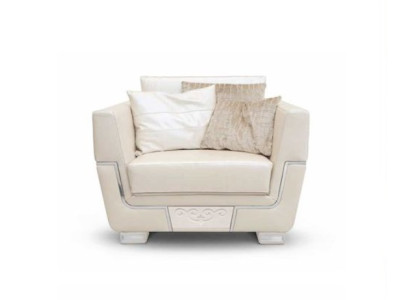 Elegancia beige enfoque silla de tela para un ambiente de sala de estar elegante