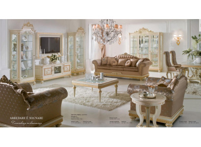 Sillón de lujo de tela de 1 plaza para sala de estar en color beige con estilo barroco de madera.