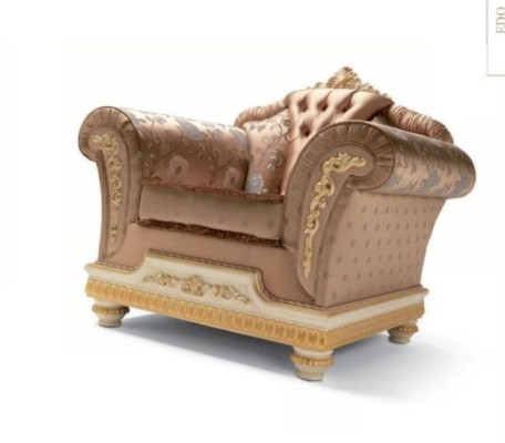 Sillón de lujo de tela de 1 plaza para sala de estar en color beige con estilo barroco de madera.