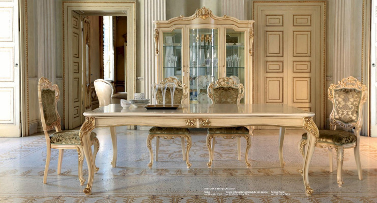 Mesa de comedor extensible grande de madera beige.