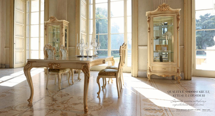 Mesa de comedor extensible grande de madera beige.